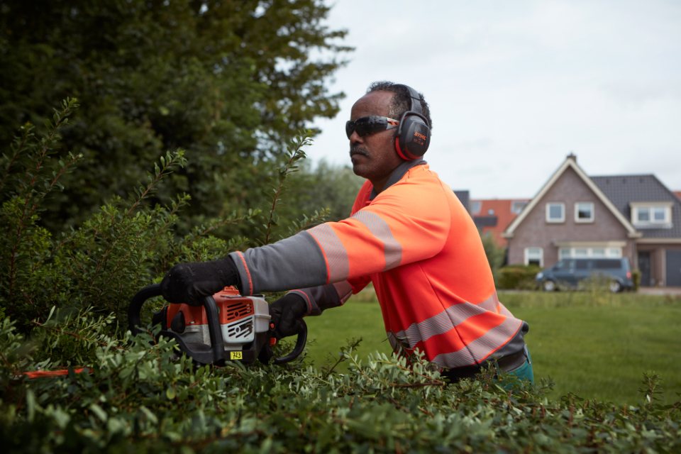 Man aan het werk in de groenvoorziening