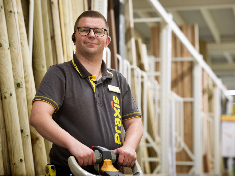 Man werkzaam in de retail