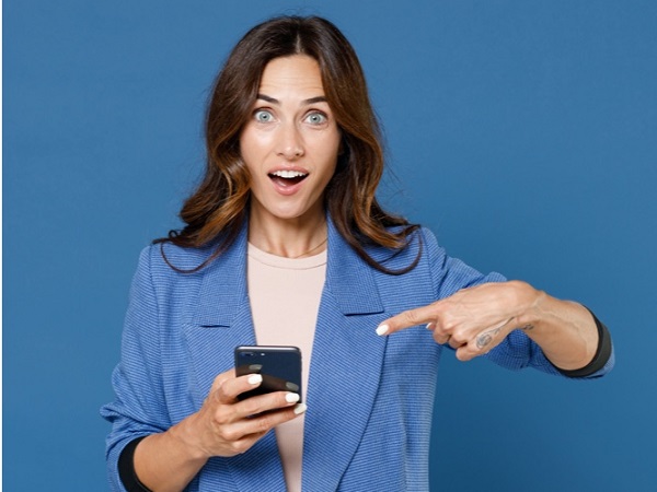 Vrouw met telefoon in hand