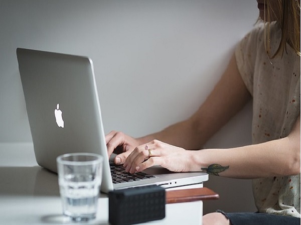 Dame achter een laptop aan het werk