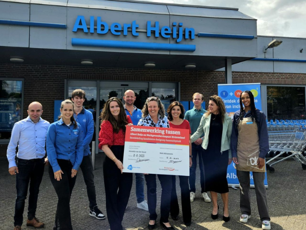 Medewerkers op foto met ondertekende samenwerking
