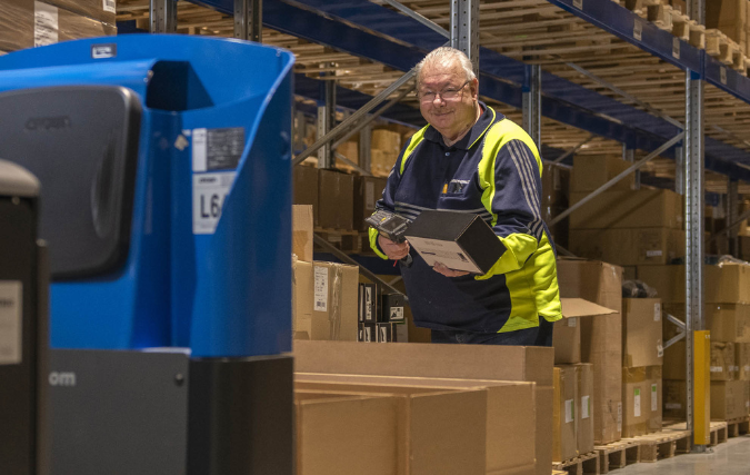 Man aan het werk in magazijn